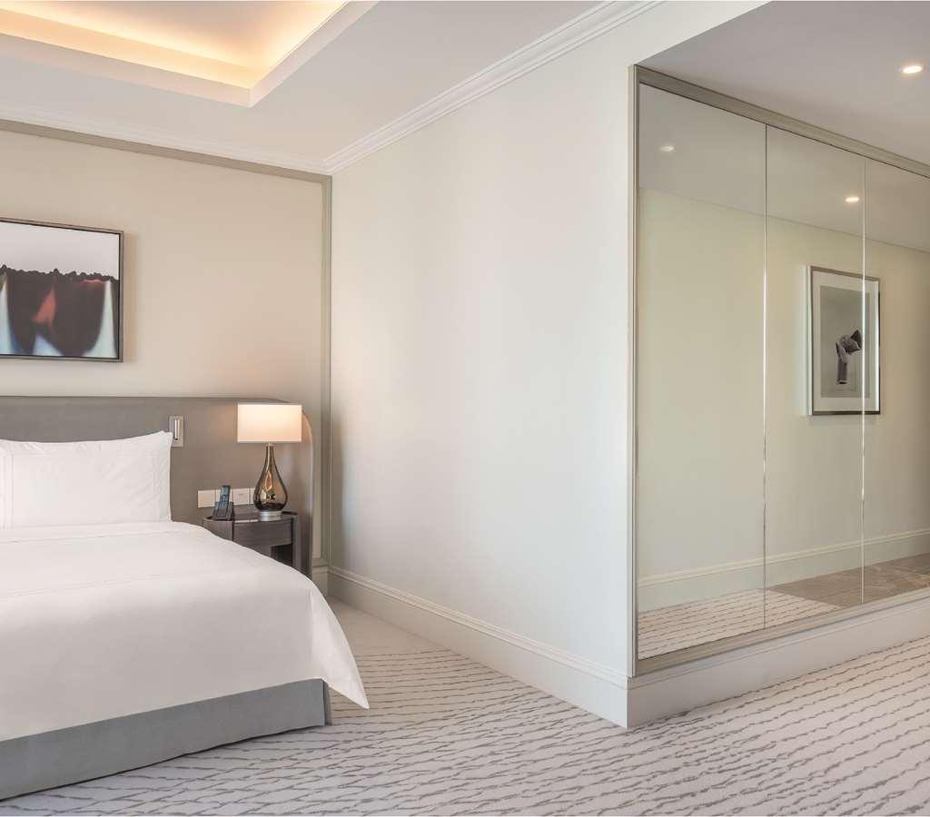 Address Dubai Mall Rum bild A bedroom at the hotel