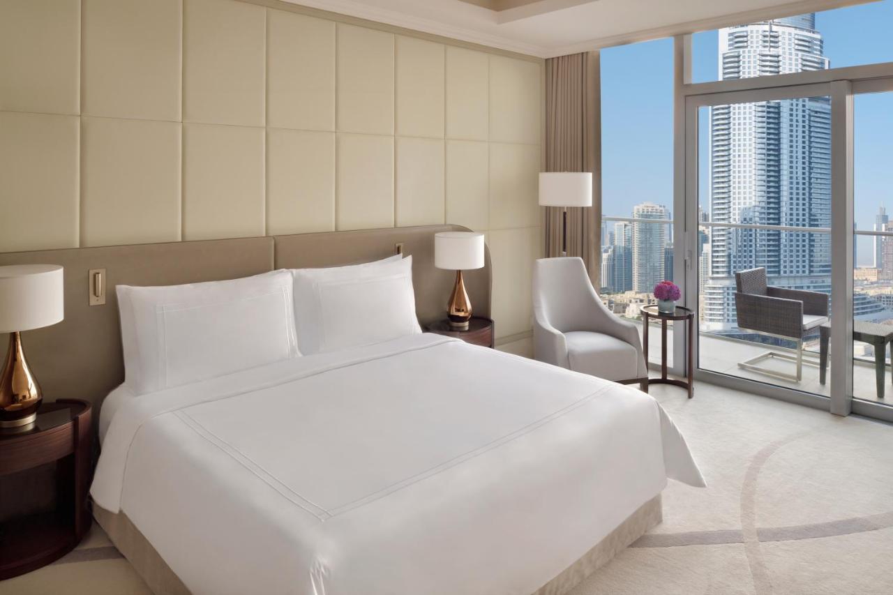 Address Dubai Mall Exteriör bild A bedroom at the Ritz-Carlton, DIFC